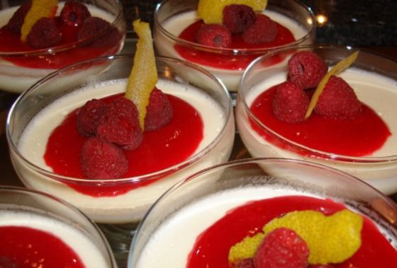 Lemon panna cotta with raspberries: Panna cotta al limone con lamponi