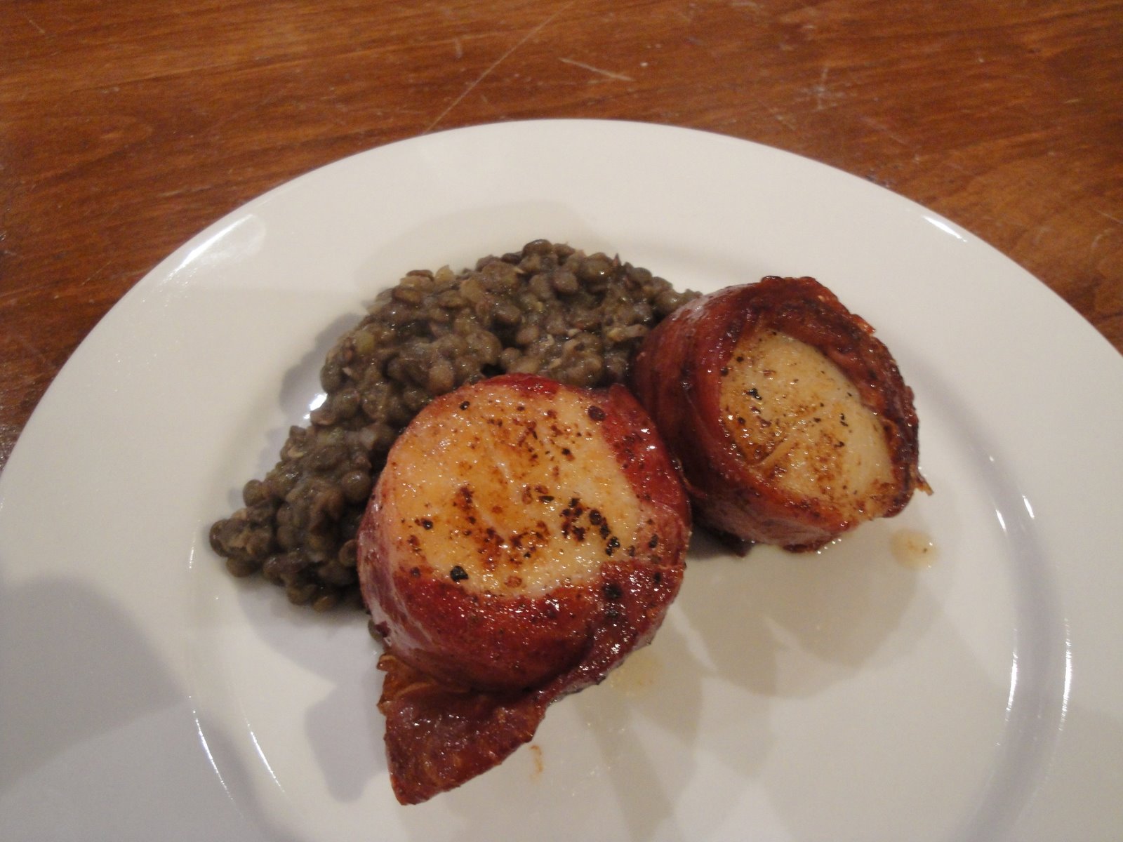 Prosciutto-wrapped scallops with lentils