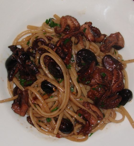 Linguine piccanti con polpo e olive: Spicy linguine with octopus and olives