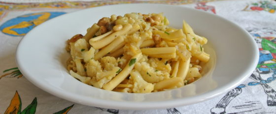 Pasta with saffron and cauliflower (Pasta con i broccoli rimestati)