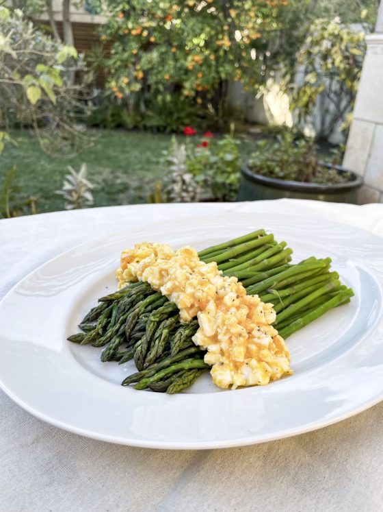 Spring is in the air! Asparagus with soft-cooked egg sauce